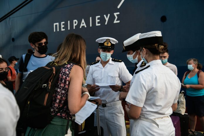ΑΥΞΗΜΕΝΗ Η ΚΙΝΗΣΗ ΣΤΟ ΛΙΜΑΝΙ ΤΟΥ ΠΕΙΡΑΙΑ / ΕΛΕΓΧΟΙ ΑΠΟ ΤΟ ΛΙΜΕΝΙΚΟ ΓΙΑ ΤΑ ΑΠΑΙΤΟΥΜΕΝΑ ΠΙΣΤΟΠΟΙΗΤΙΚΑ COVID-19 ΓΙΑ ΤΗΝ ΕΙΣΟΔΟ ΤΩΝ ΕΠΙΒΑΤΩΝ ΣΤΑ ΠΛΟΙΑ(EUROKINISSI/ΜΙΧΑΛΗΣ ΚΑΡΑΓΙΑΝΝΗΣ)