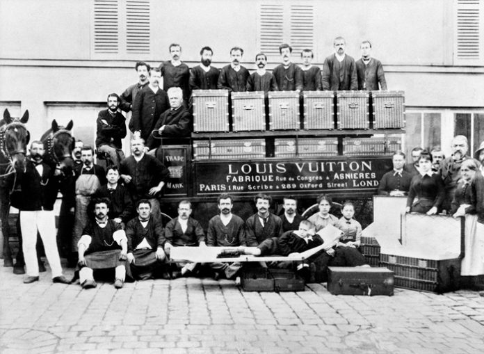 louis-vuitton-viopalaistis-pige-podia-parisi-ploutise-epeidi-katalave-einai-3